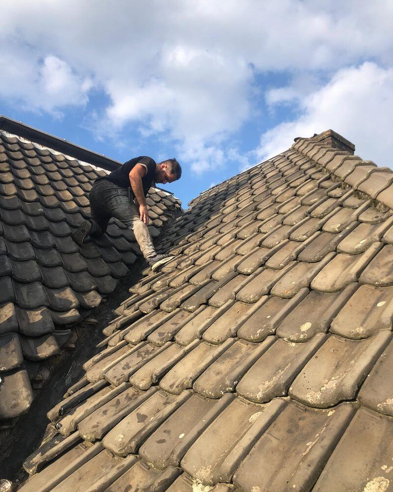 Dakdekker van De Vogel aan het werk op een pannendak