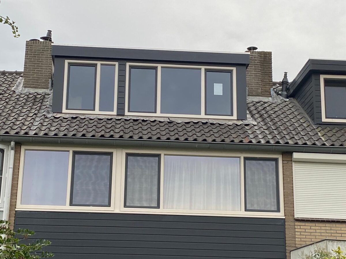 Dezelfde dakkapel na het herstel, strak opnieuw bekleed