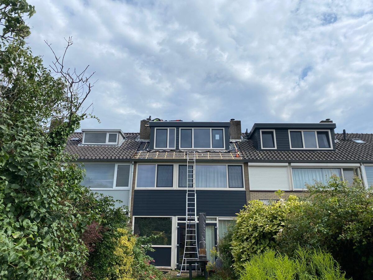 Dakkapel voor het herstel, met verweerde bekleding